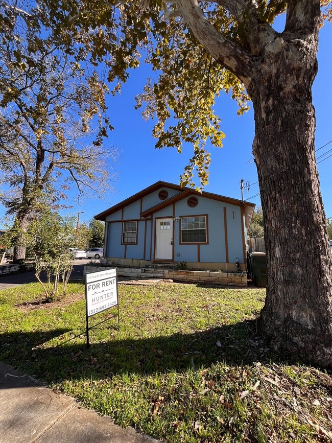 Photo - 613 S L B J Dr