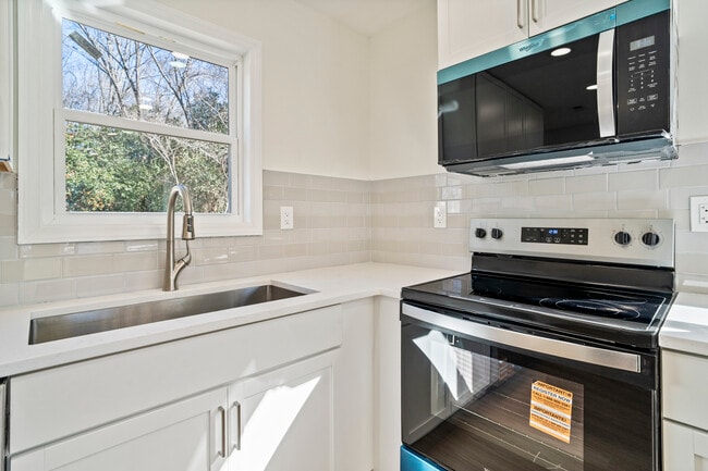 Building Photo - 721 Stonewall Ct