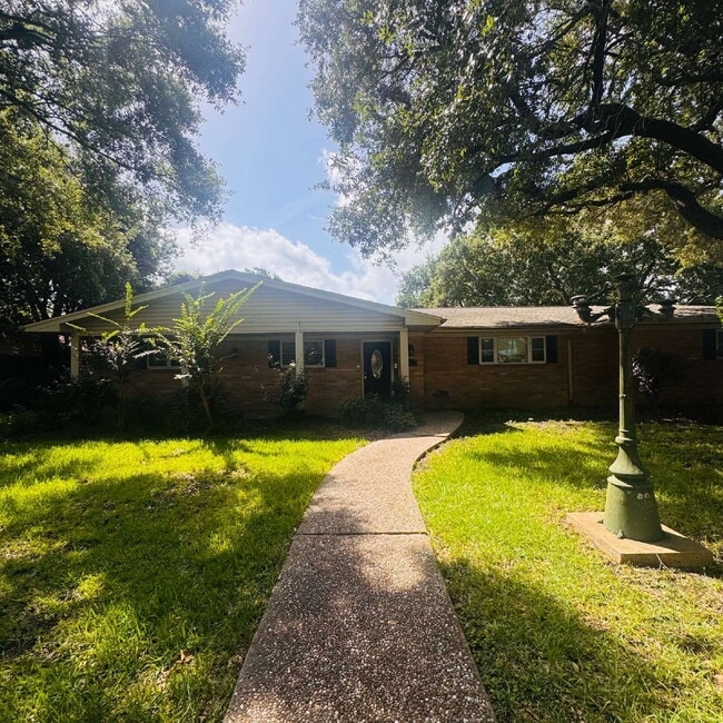 Building Photo - Experience Spacious Elegance: 3-Bedroom Home with Granite Countertops in Port Neches!