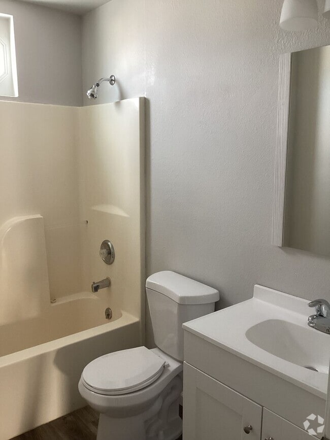 Building Photo - Newly Remodeled 3 Bedroom House in Belgrade