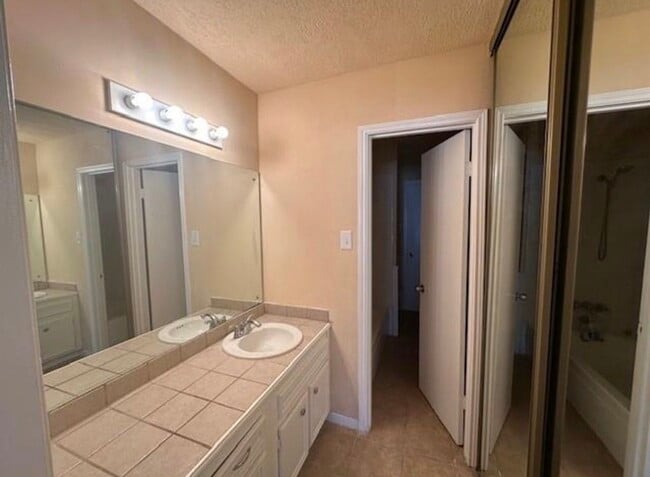 Photo - 5921 Arncliffe Dr Unidad 5921