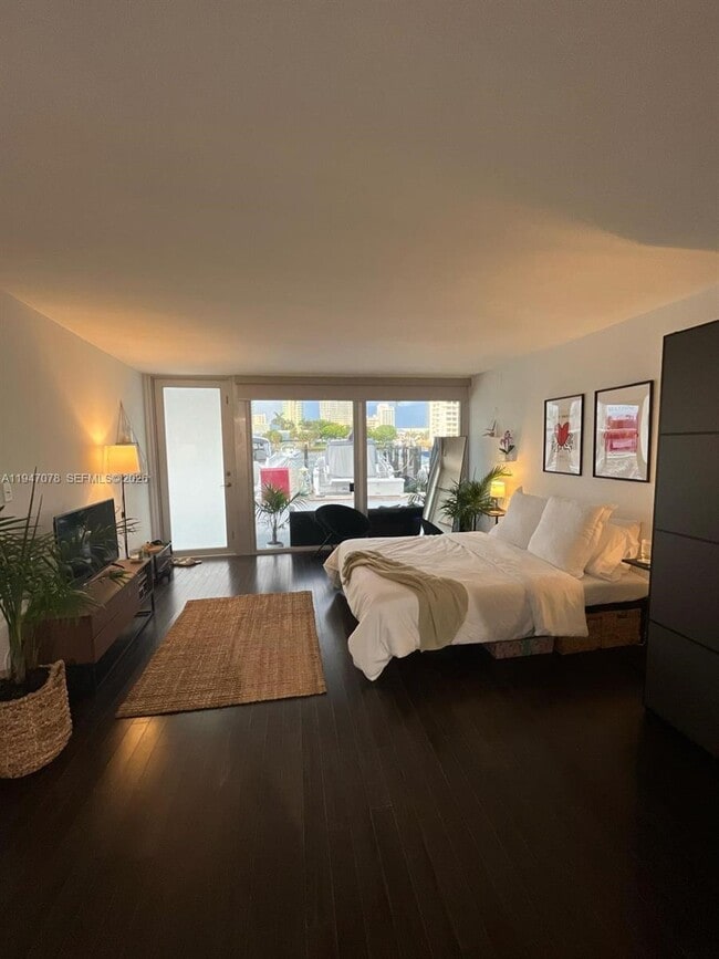 Building Photo - 900 Bay Dr Unit 6