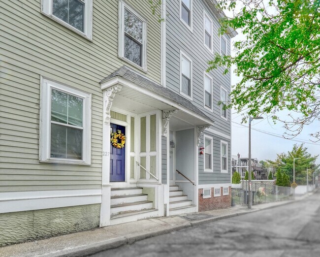 Building Photo - 227 Bowen St Unit 1