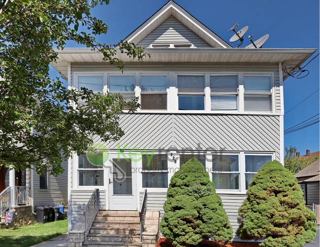 Building Photo - Spacious 3-Bedroom, 2-Bath Apartment with ...