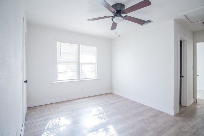 Photo - 302 Avenue U Unit B