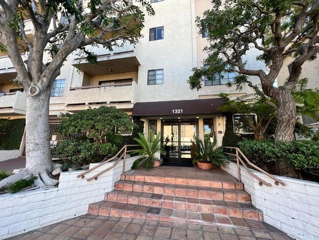 Building Photo - 1321 N Vista St Rental