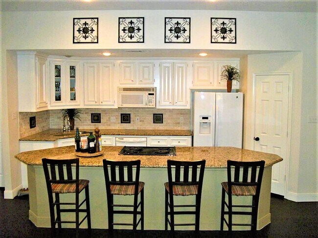 Photo - 435 N Rivershire Dr