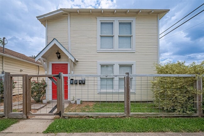 Photo - 414 E 9th St