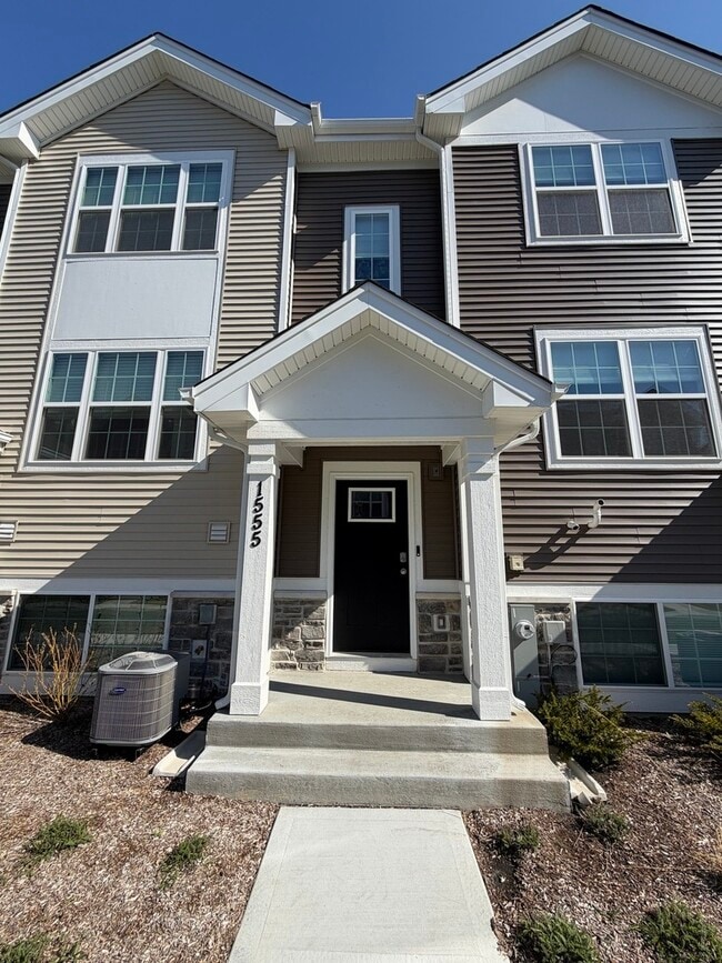 Building Photo - 1555 Sequoia Wy