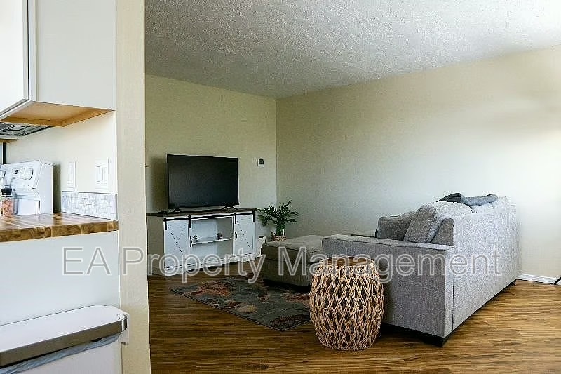 Photo - 1217 Chelwood Park Blvd NE