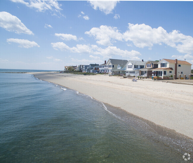 Building Photo - 1895 Fairfield Beach Rd Rental