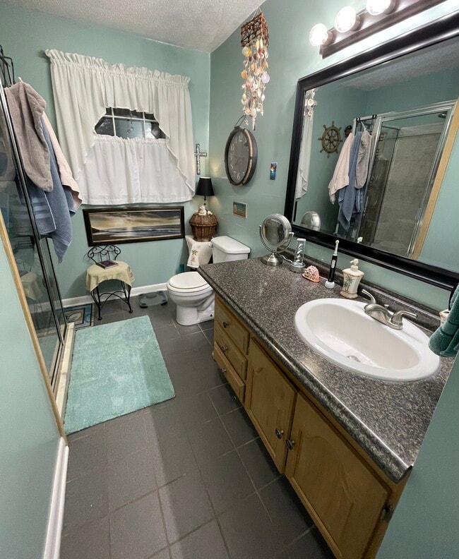 Shared bath/shower - 92 Crawford Rd