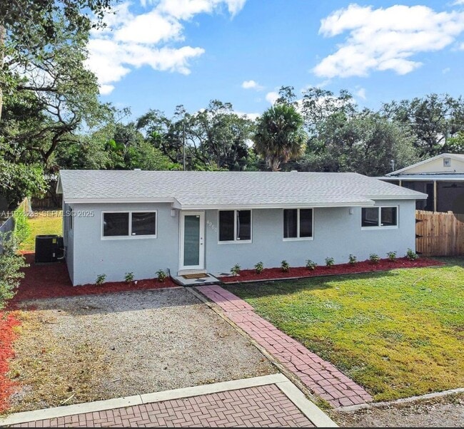 Building Photo - 4960 SW 28th Terrace