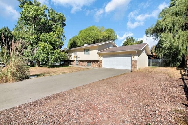 Building Photo - Spacious 5-Bedroom Home in Paradise Hills ...