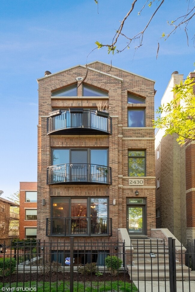 Building Photo - 2430 W Iowa St Unit 1