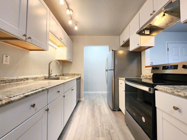 Photo - 3 Bedroom M Section Condo FOR RENT !