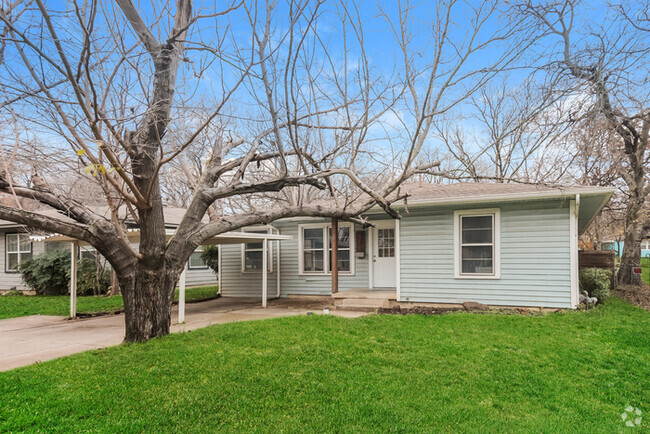 Building Photo - Spacious Layout & Fenced Yard Rental