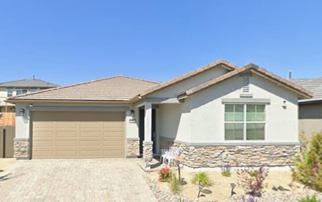 Building Photo - 4 Bedroom 2.5 bath single story