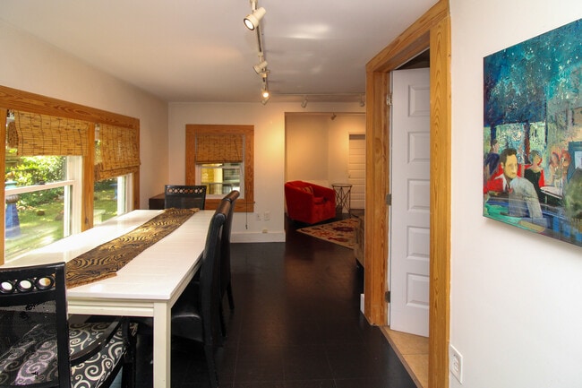Photo - 147 E Chestnut St