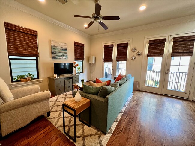 Building Photo - 3255 Maxroy St