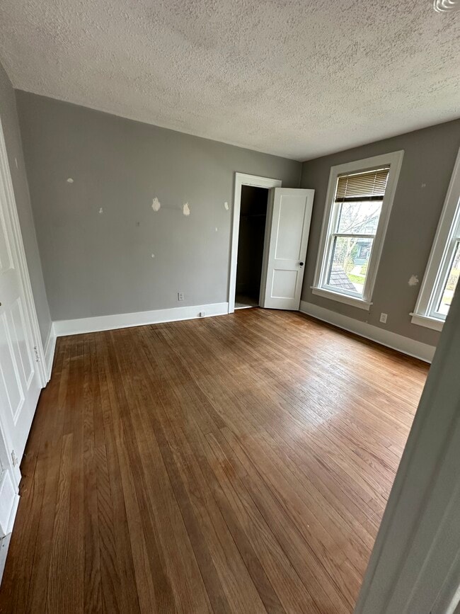 Building Photo - 829 Miller Ave Unit 2