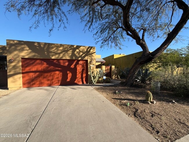 Building Photo - 1401 E English Ivy Ct