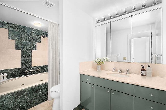 Photo - 43 W 61st St Unidad 16K