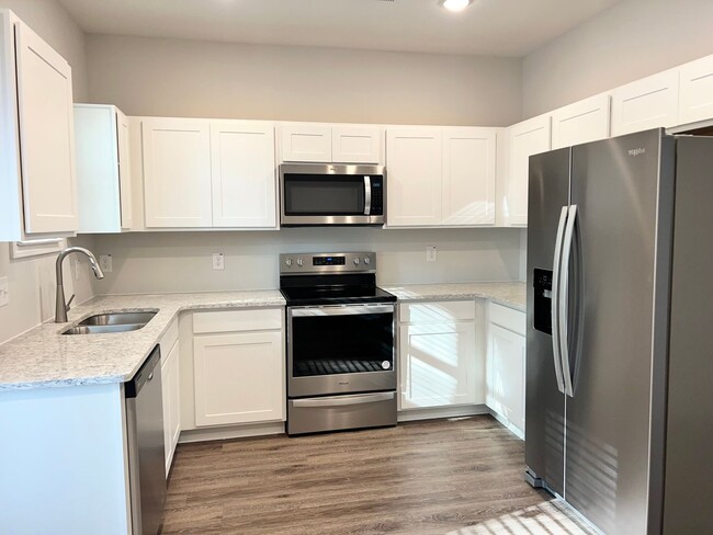 *MOVE IN SPECIAL* $500 OFF FIRST FULL MONT... - *MOVE IN SPECIAL* $500 OFF FIRST FULL MONT... Townhome