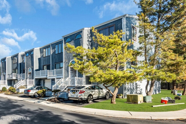 Photo - 4 Black Pine Ln