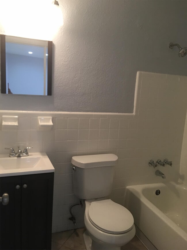 215 SW 16th St Unit 3