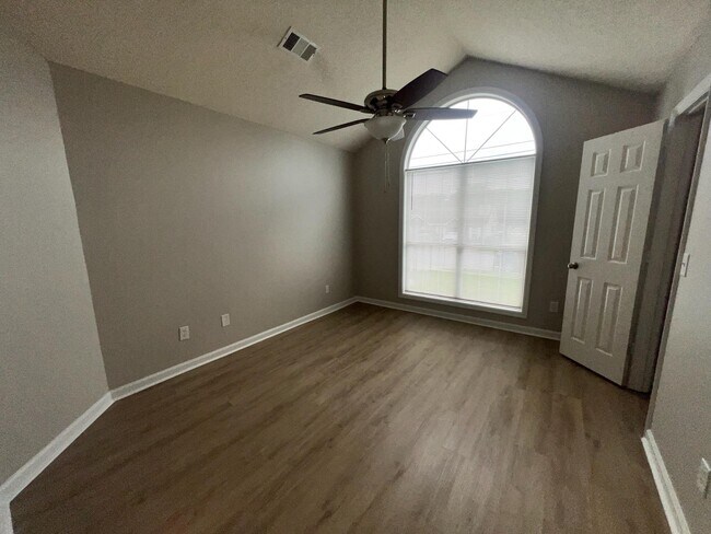 6048 Buxton Dr