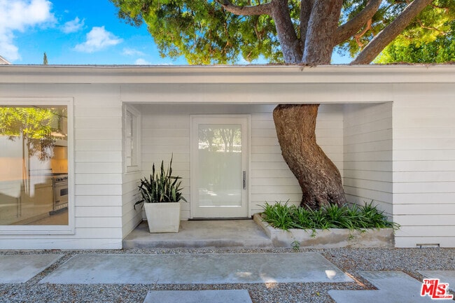 Building Photo - 8312 Hollywood Blvd Rental