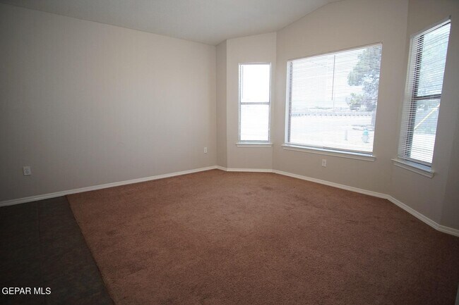 Photo - 10002 Cross St