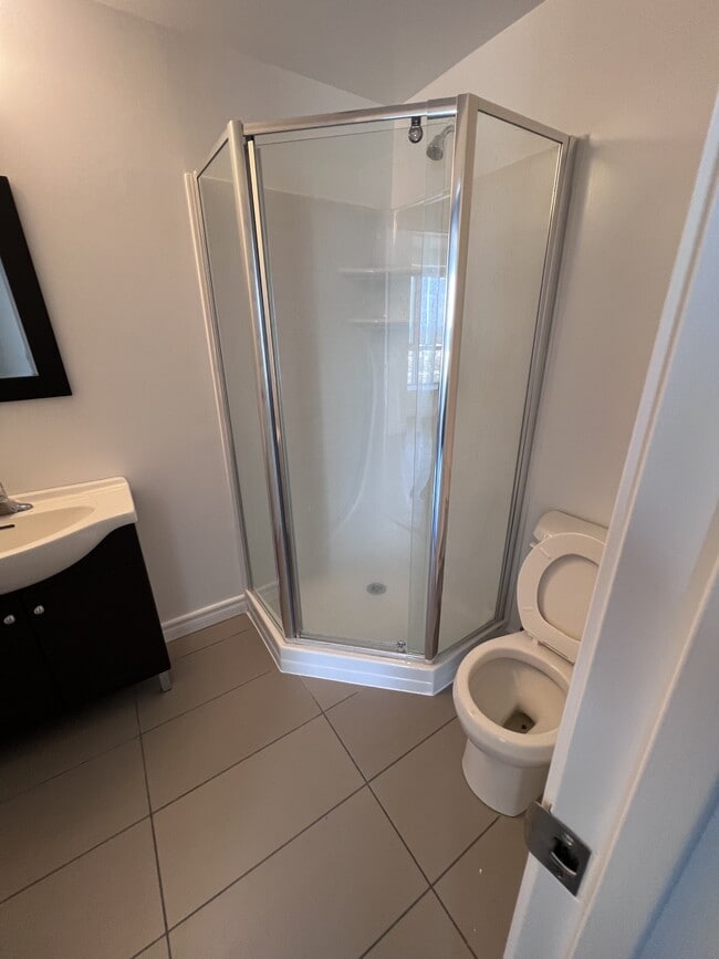 Photo - 158-1158 King St N