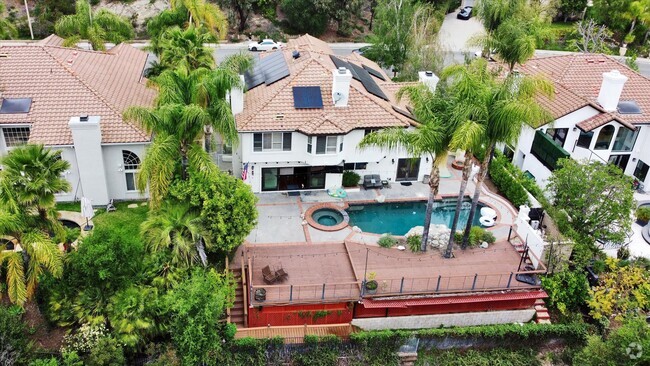 Building Photo - Furnished 5B/4Ba Home with Pool, Privacy a...