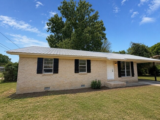 Photo - 302 Scott St