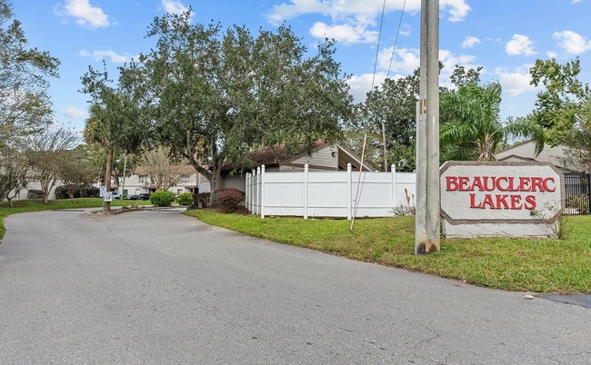 Building Photo - 8300 Plaza Gate Ln Unit 1082