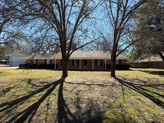 Building Photo - Available-Remodeled 3/2 with 4-Car Garage!