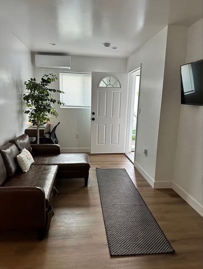 Building Photo - 1107 E 102nd St