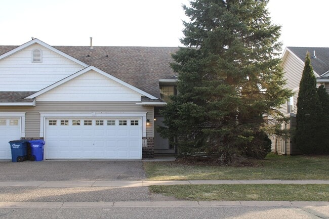 Building Photo - Charming 2BR/2BA Townhome in Prime Location