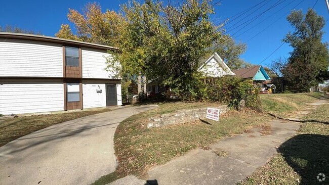 Building Photo - Duplex with 3 Bedroom, 1 Bathroom in Indep... Rental