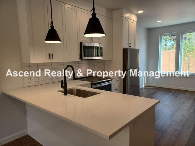 Photo - Newer 2 Level Townhome with Patio in Alberta Available August 10 Garbage Included Small Pets OK
