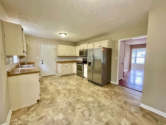 Photo - Charming 3-Bed Haven With 2.5 Baths In Fay...