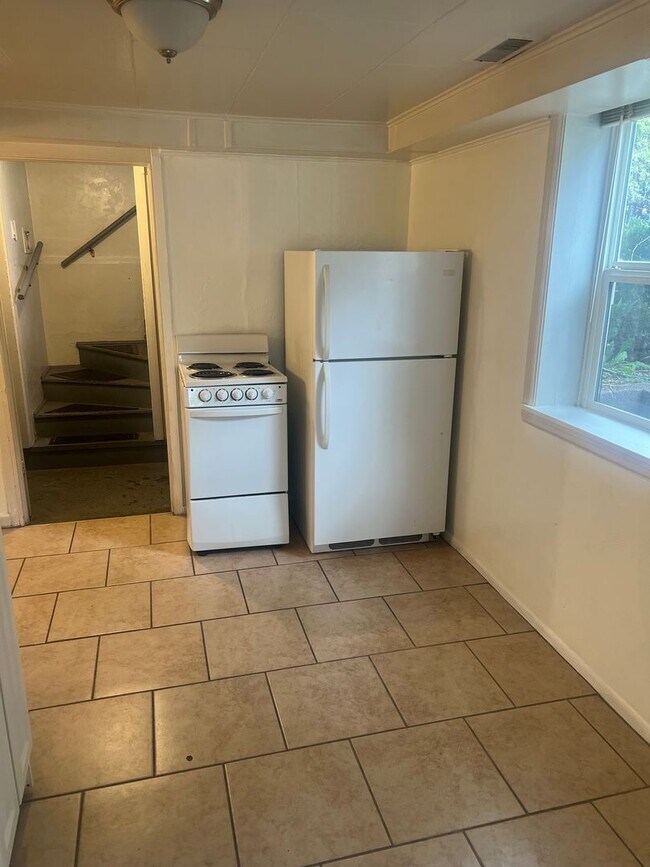 Building Photo - 760 S Lee Ave Unit Basement Rental