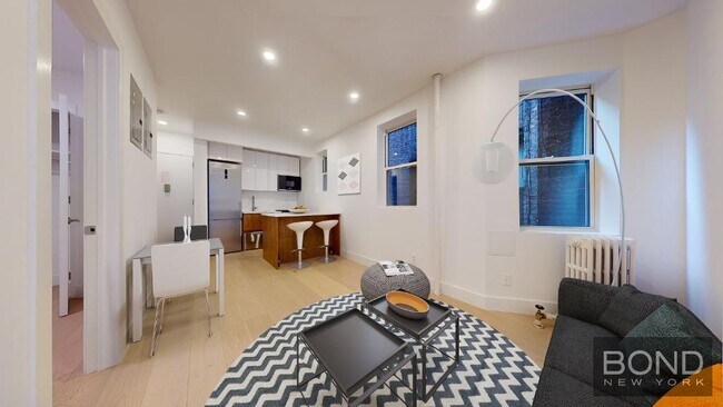 Building Photo - 514 E 12th St Rental