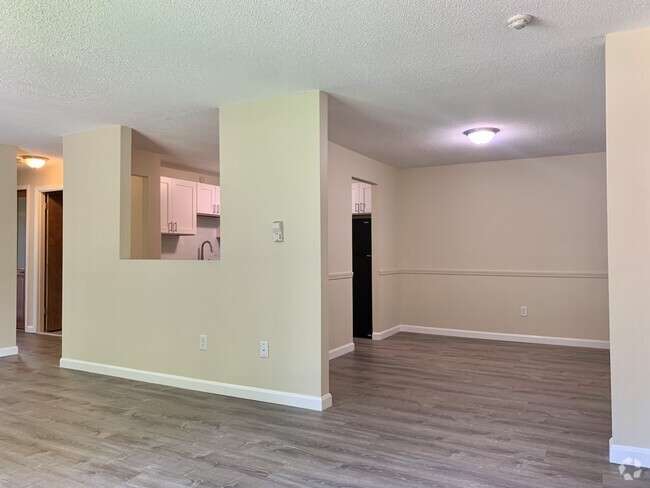 Spacious living room/ dining space - 390 Great Rd Unit 7 Rental