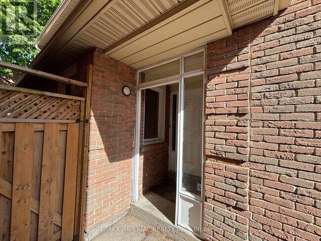 Photo - 98 McMorran Crescent