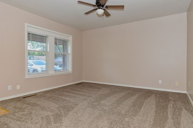 Photo - 1304 Skyline Dr