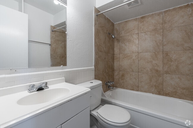 1BR, 1BA - 608SF - Bathroom