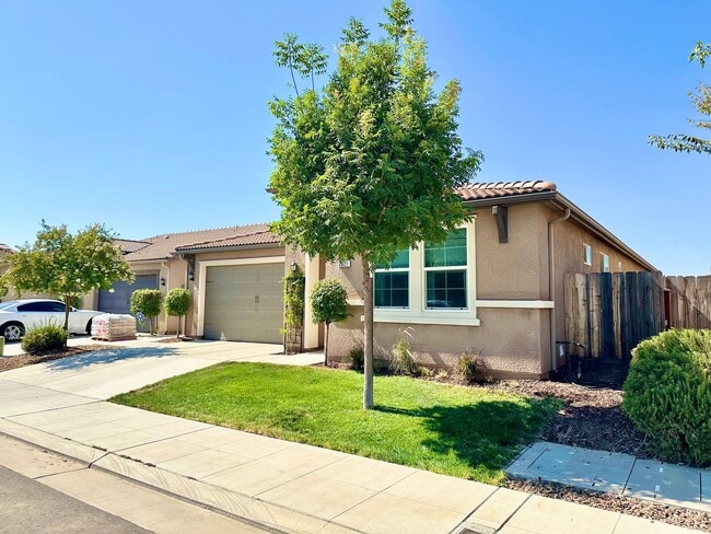 Photo - North Clovis 3/3 with Bonus Room and Pool